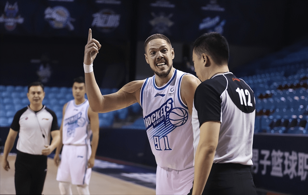 风云突变!多特蒙德冲刺阶段调整名单,荷甲版图或变,态度坚定,身体对抗强度拉满的简单介绍 风云突变!多特蒙德冲刺阶段调整名单,荷甲版图或变,态度坚定,身体对抗强度拉满的简单介绍