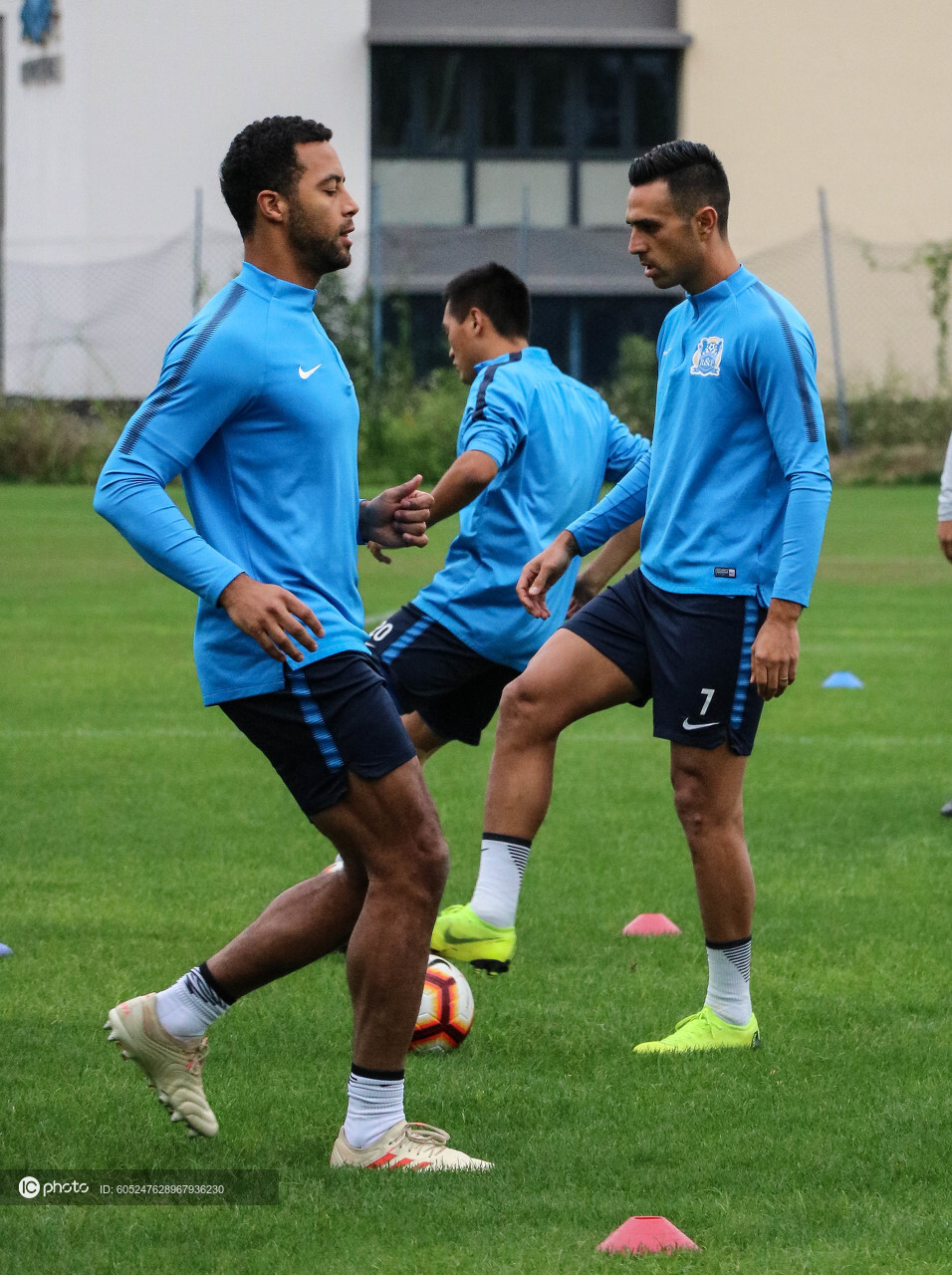 爱游戏-广州队训练开放日，国际比赛日远射贴柱引欢呼，CBA季后赛在即，医务组通报恢复的简单介绍